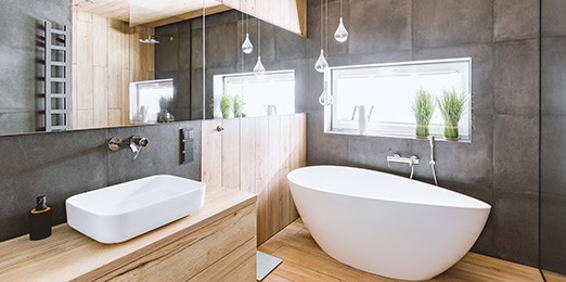 Ein luxuriöses Badezimmer mit Holzelementen