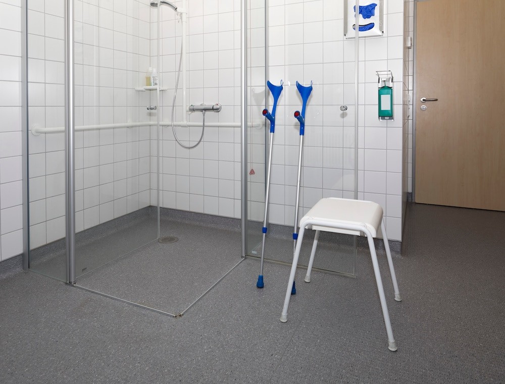 Duschraum für Menschen mit motorischen Einschränkungen
